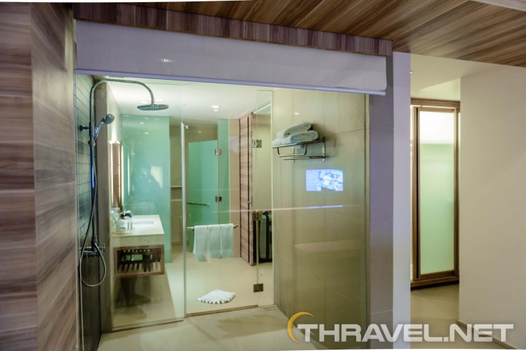 Holiday Inn Resort Mai Khao- bathroom